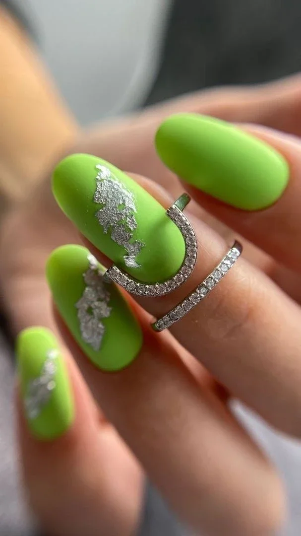 Первый по ногтям💚